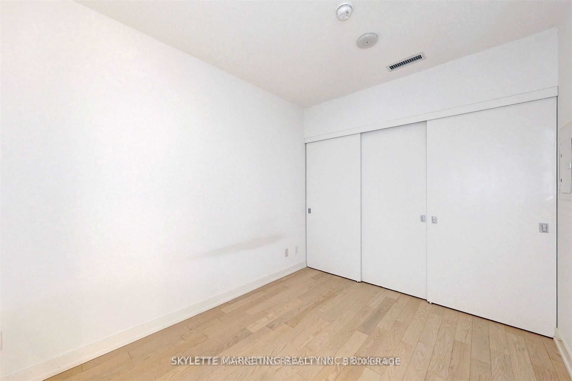 25 Richmond St E, #218