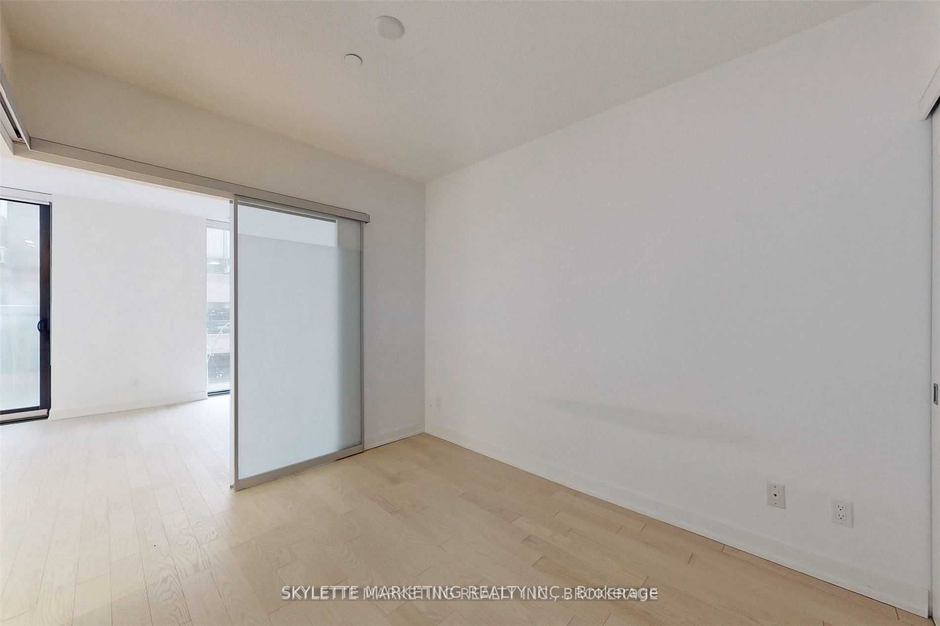 25 Richmond St E, #218