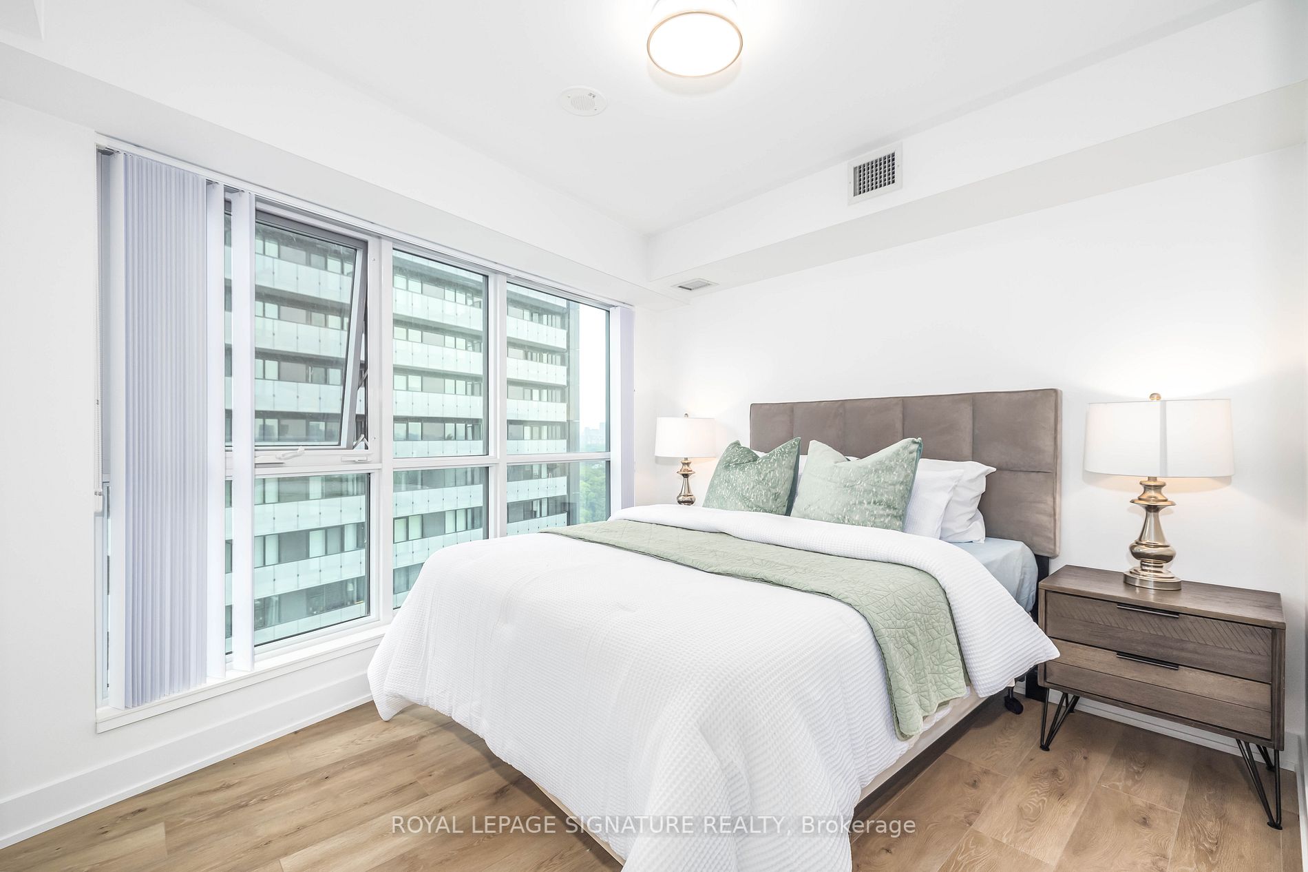 585 Bloor St E, #1322