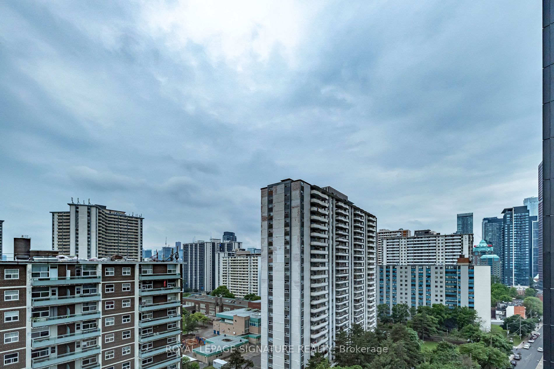 585 Bloor St E, #1322