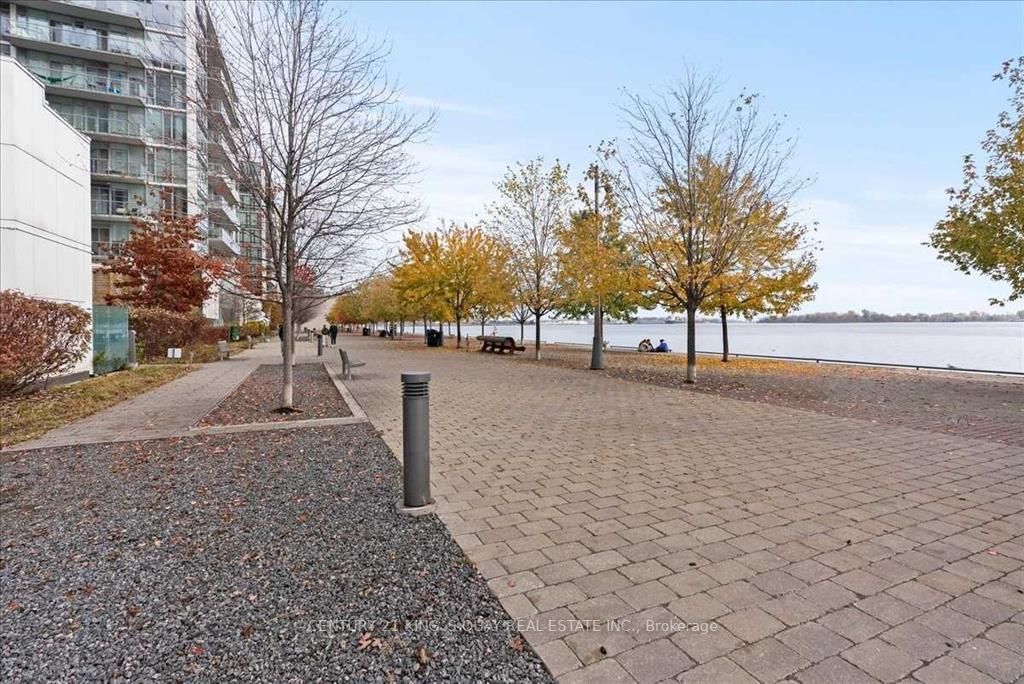 15 Queens Quay E, #913