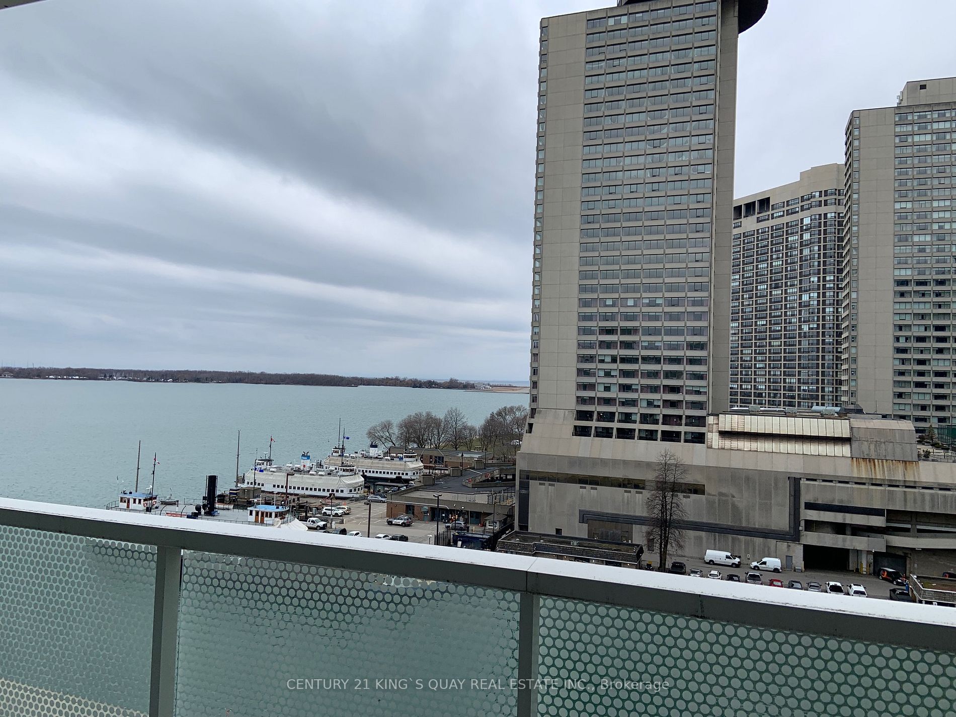15 Queens Quay E, #913