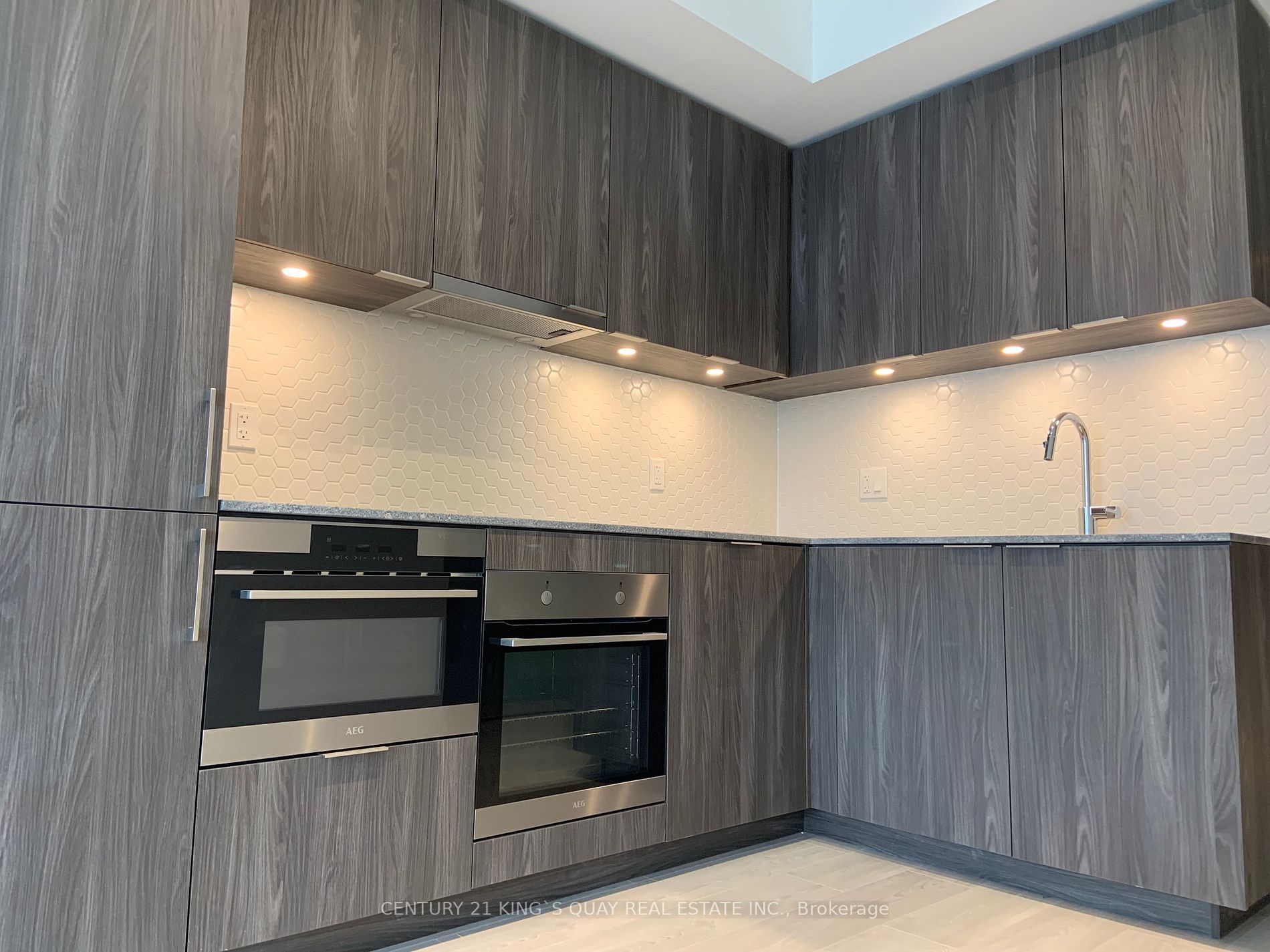 15 Queens Quay E, #913