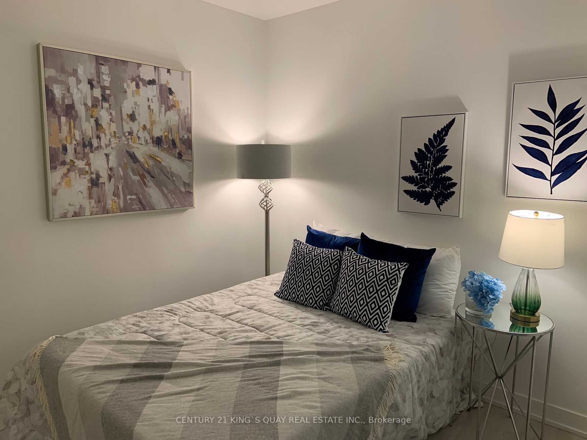 15 Queens Quay E, #913