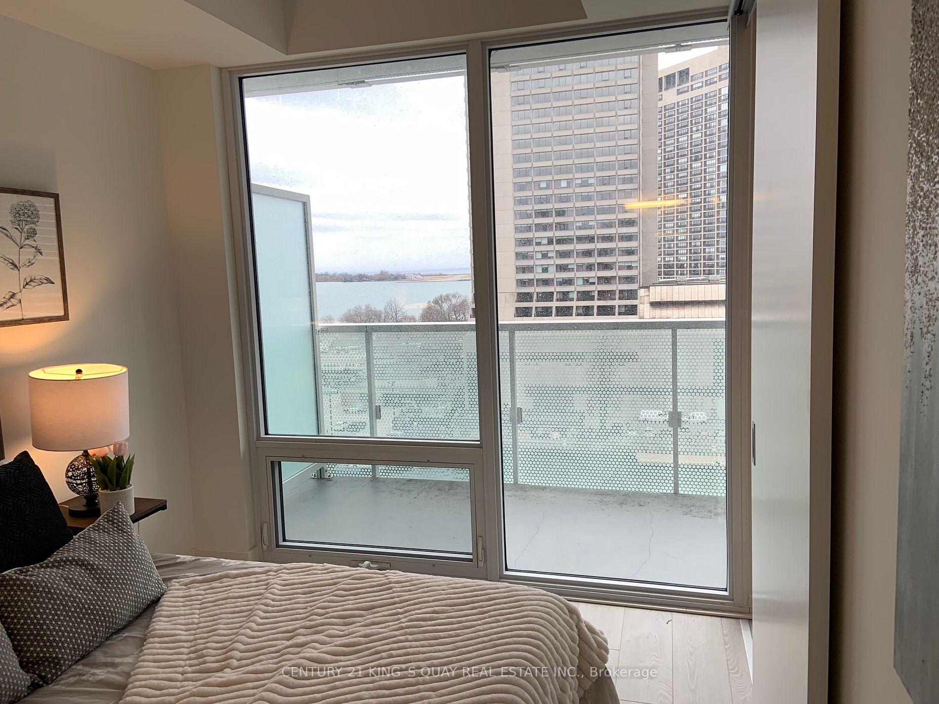 15 Queens Quay E, #913