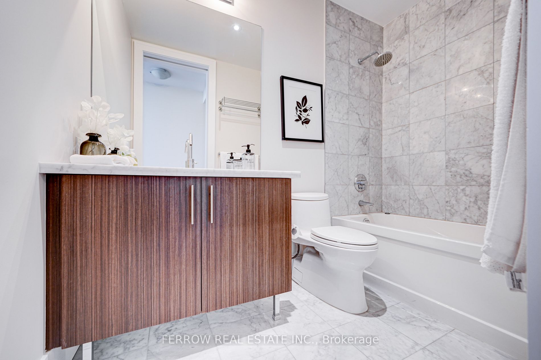 39 Queens Quay E, #101