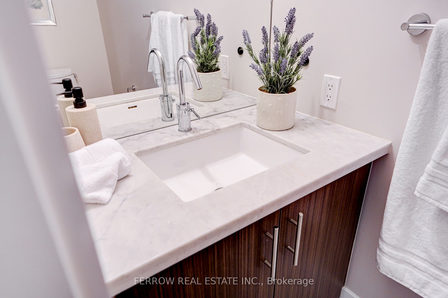 39 Queens Quay E, #101