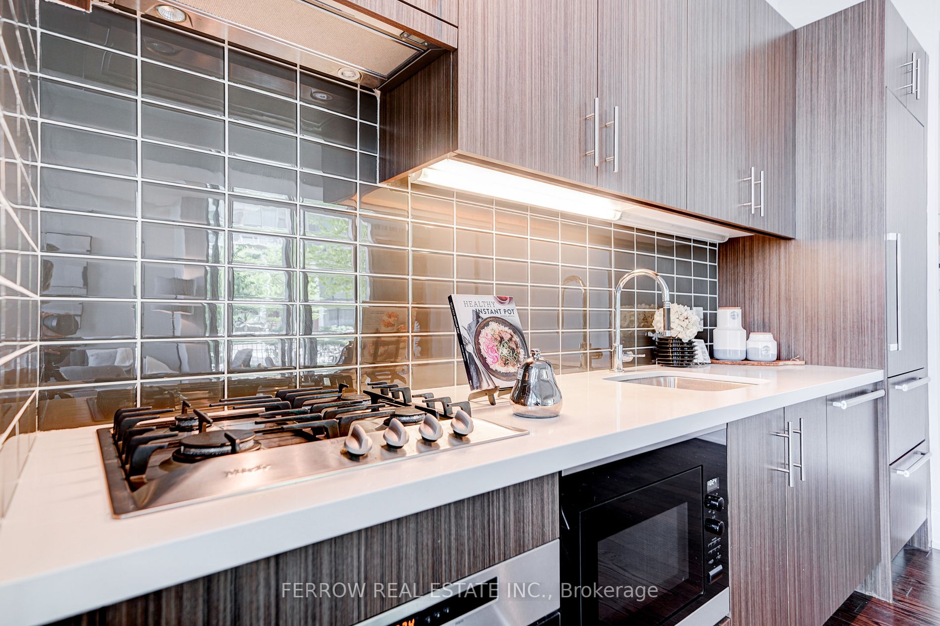39 Queens Quay E, #101