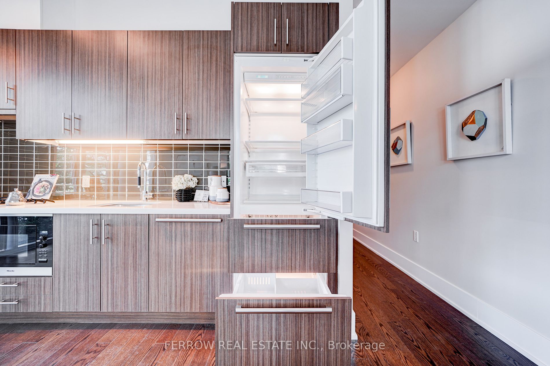 39 Queens Quay E, #101