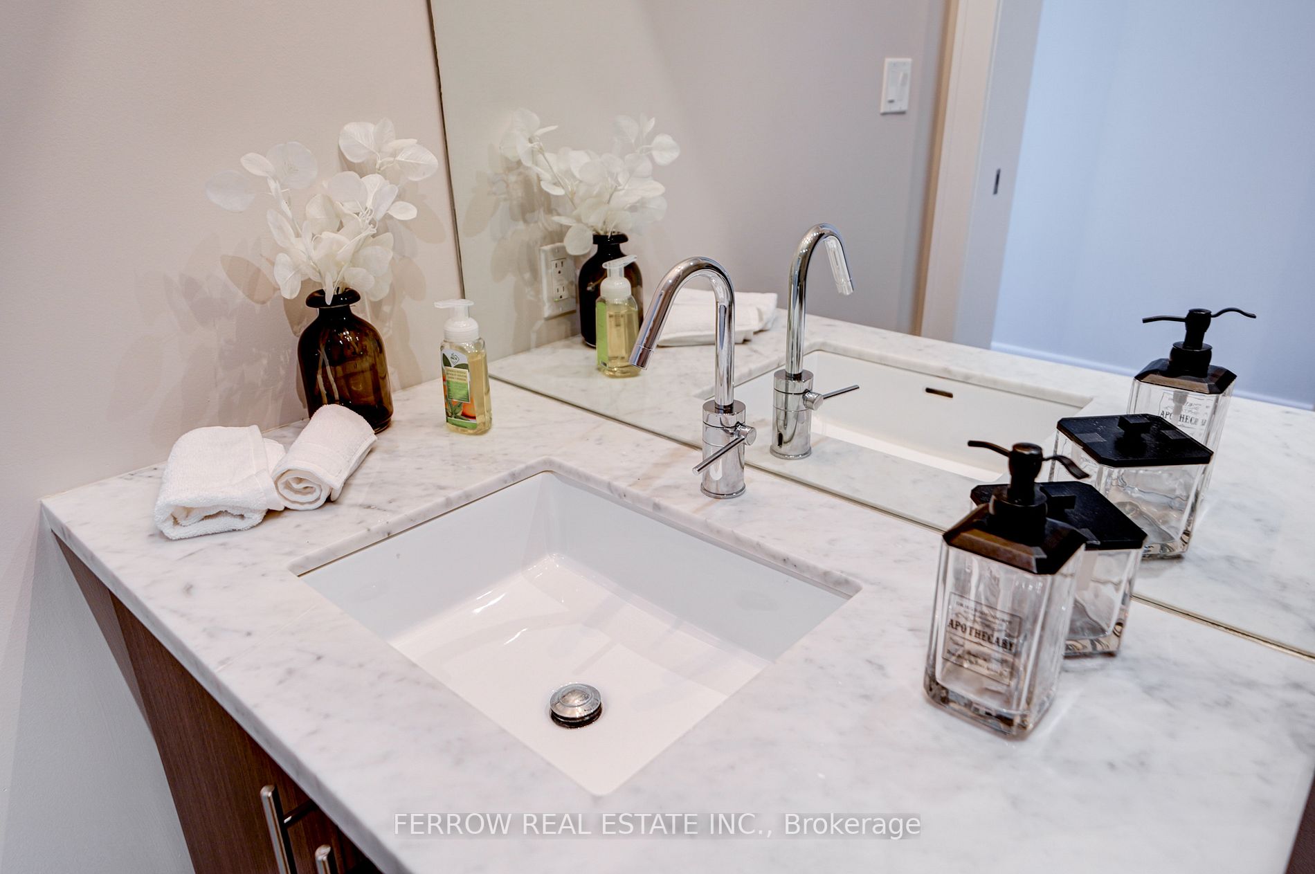 39 Queens Quay E, #101