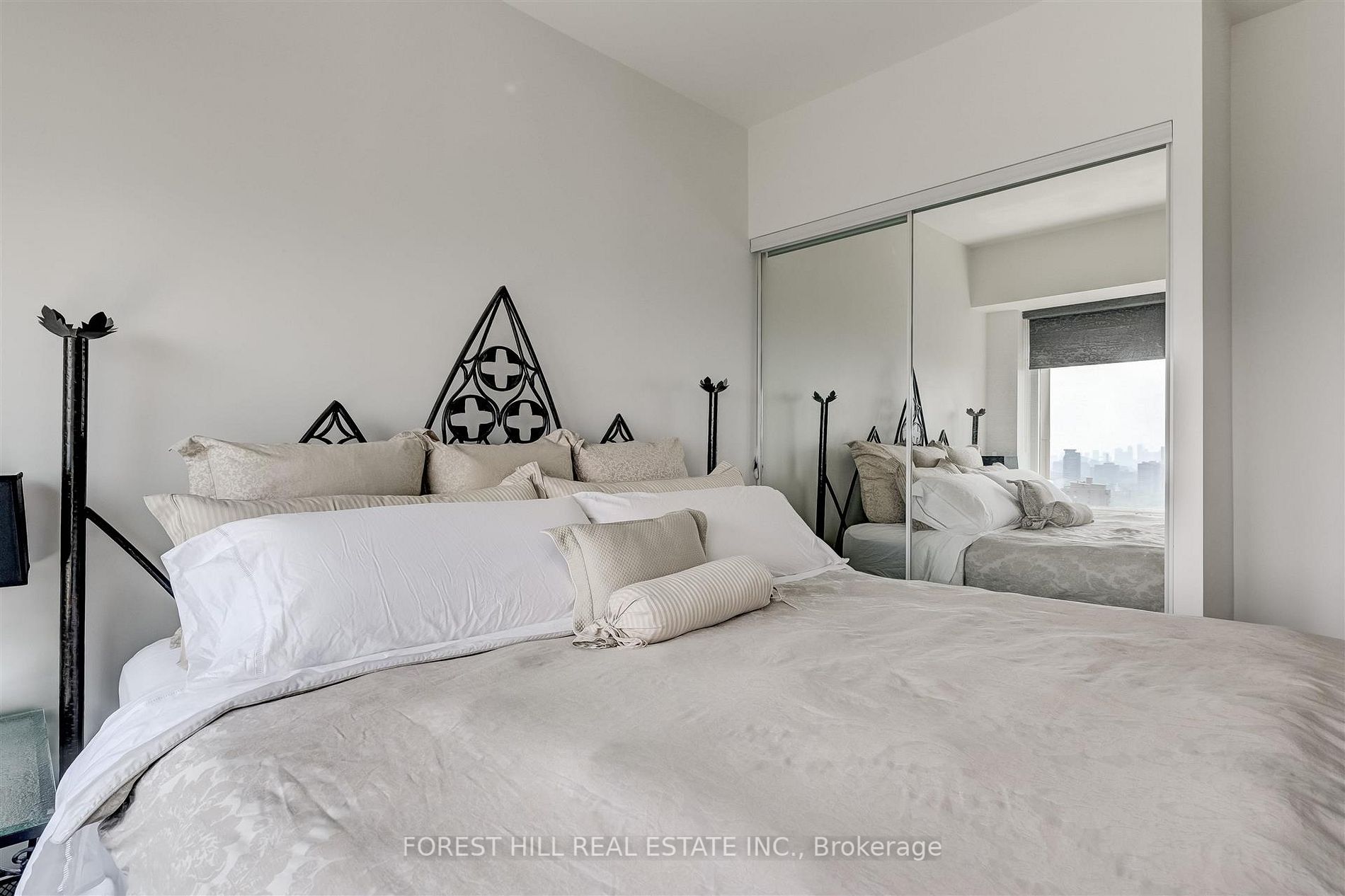 111 St Clair Ave W, #1618