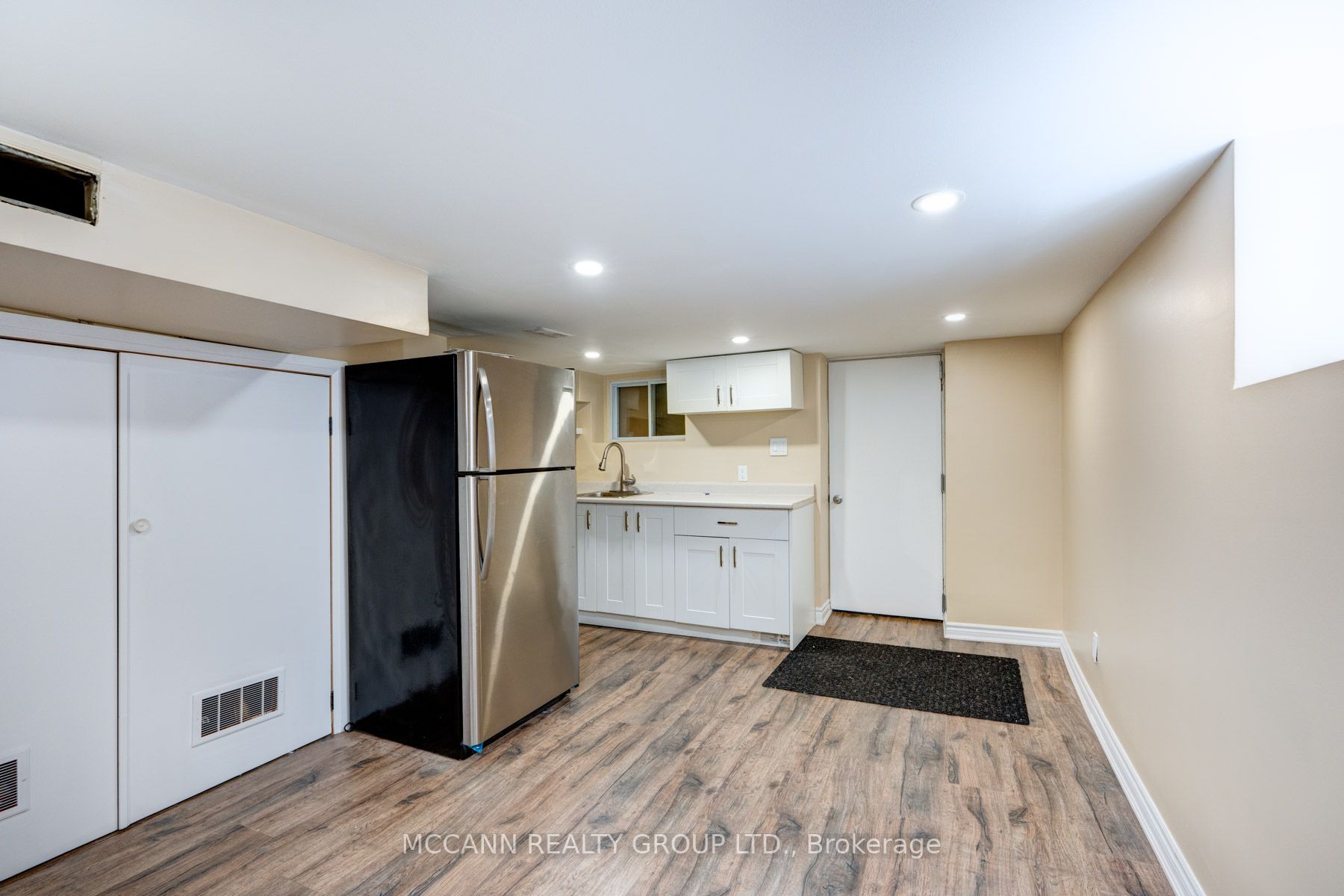 301 Robina Ave