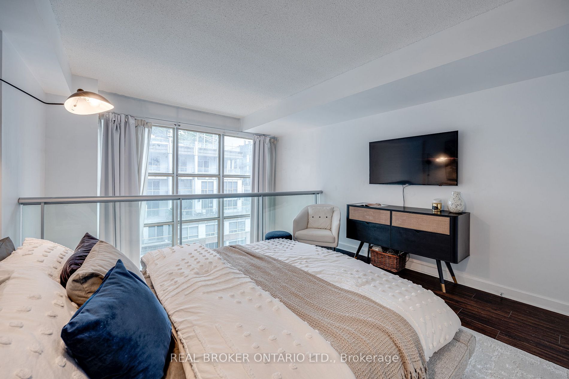 36 Blue Jays Way, #910