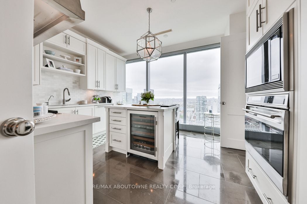 183 Wellington St W, #3703