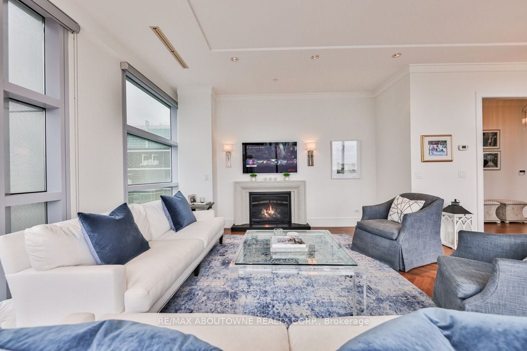 183 Wellington St W, #3703