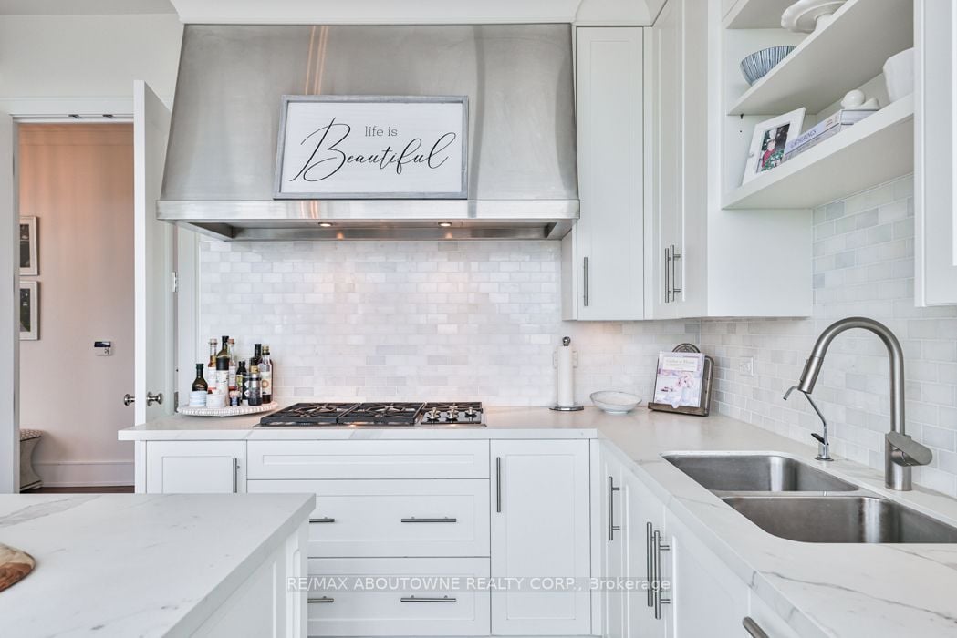 183 Wellington St W, #3703