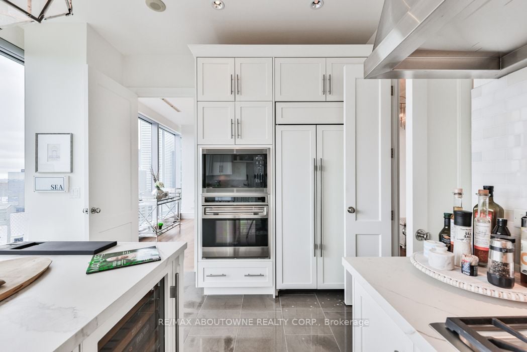 183 Wellington St W, #3703