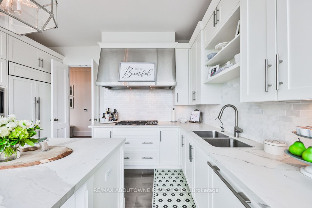 183 Wellington St W, #3703