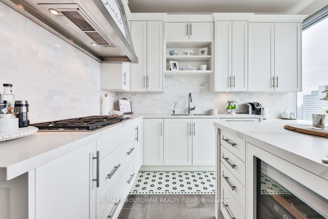 183 Wellington St W, #3703