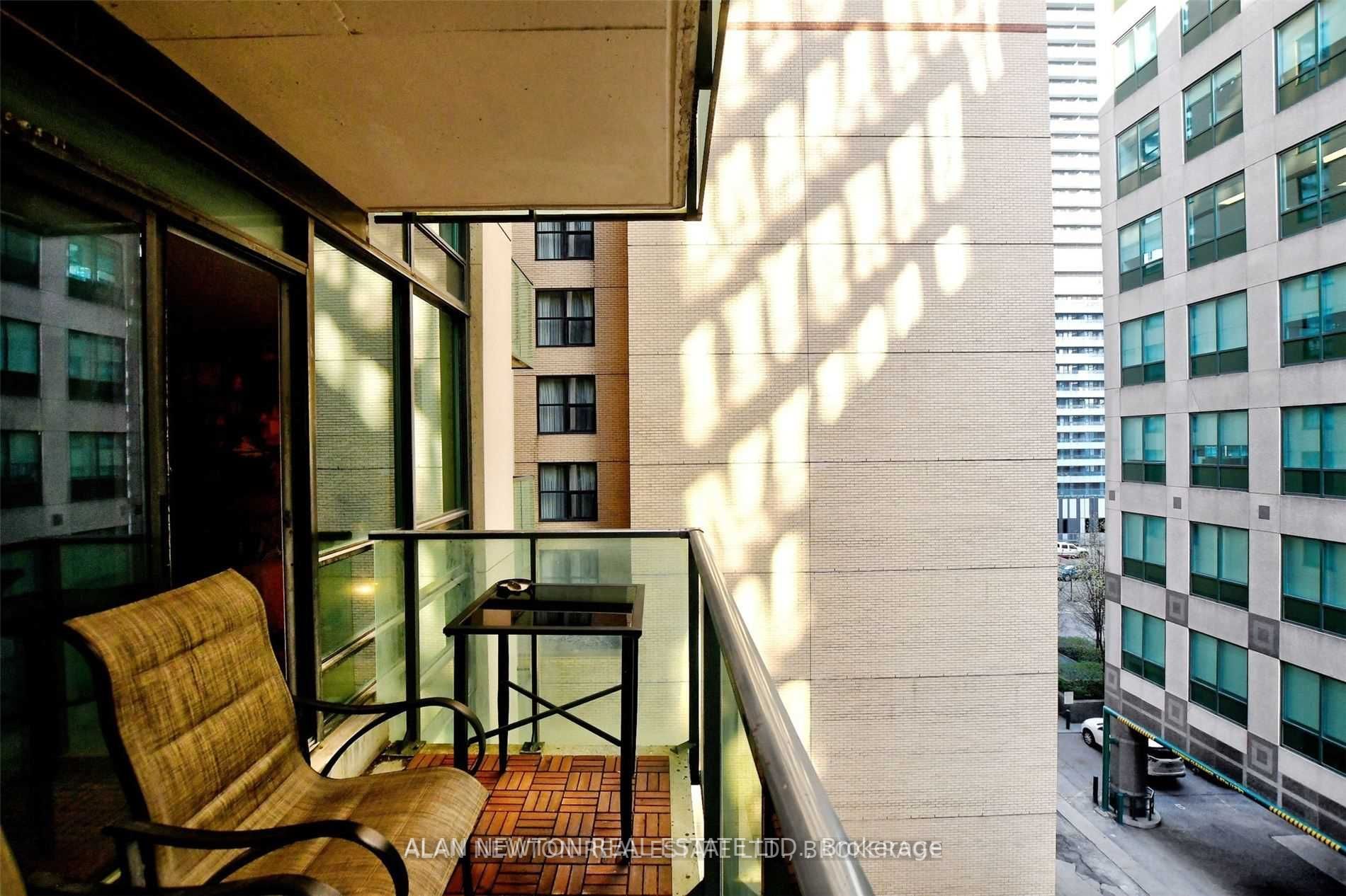 263 Wellington St W, #505