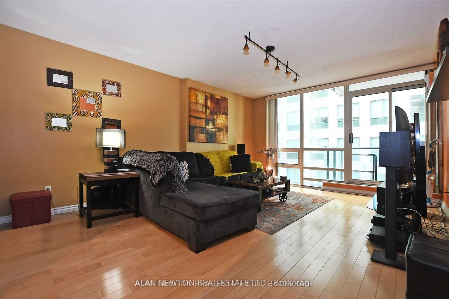 263 Wellington St W, #505