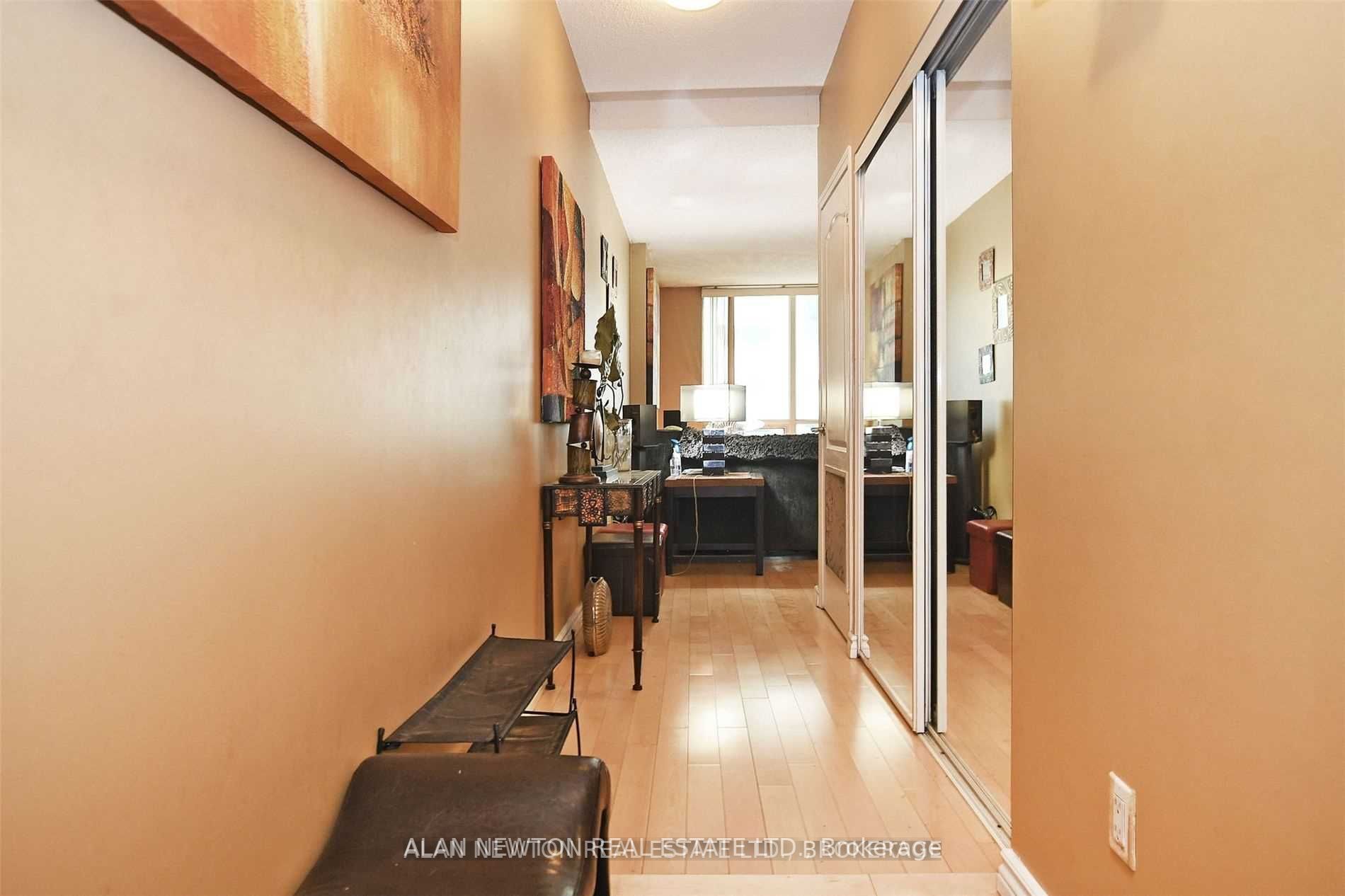 263 Wellington St W, #505