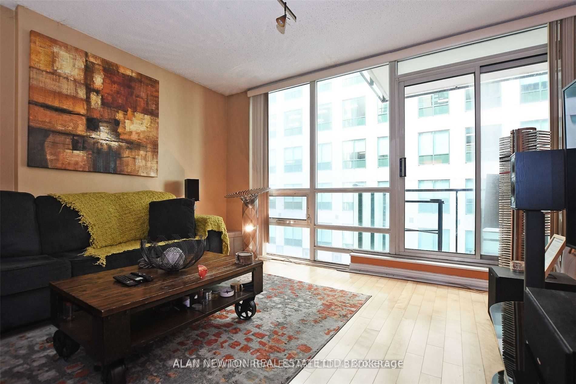 263 Wellington St W, #505