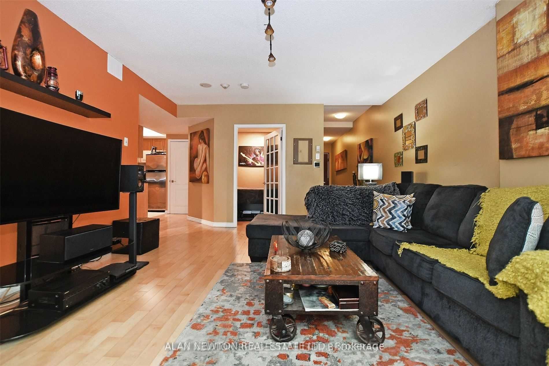 263 Wellington St W, #505