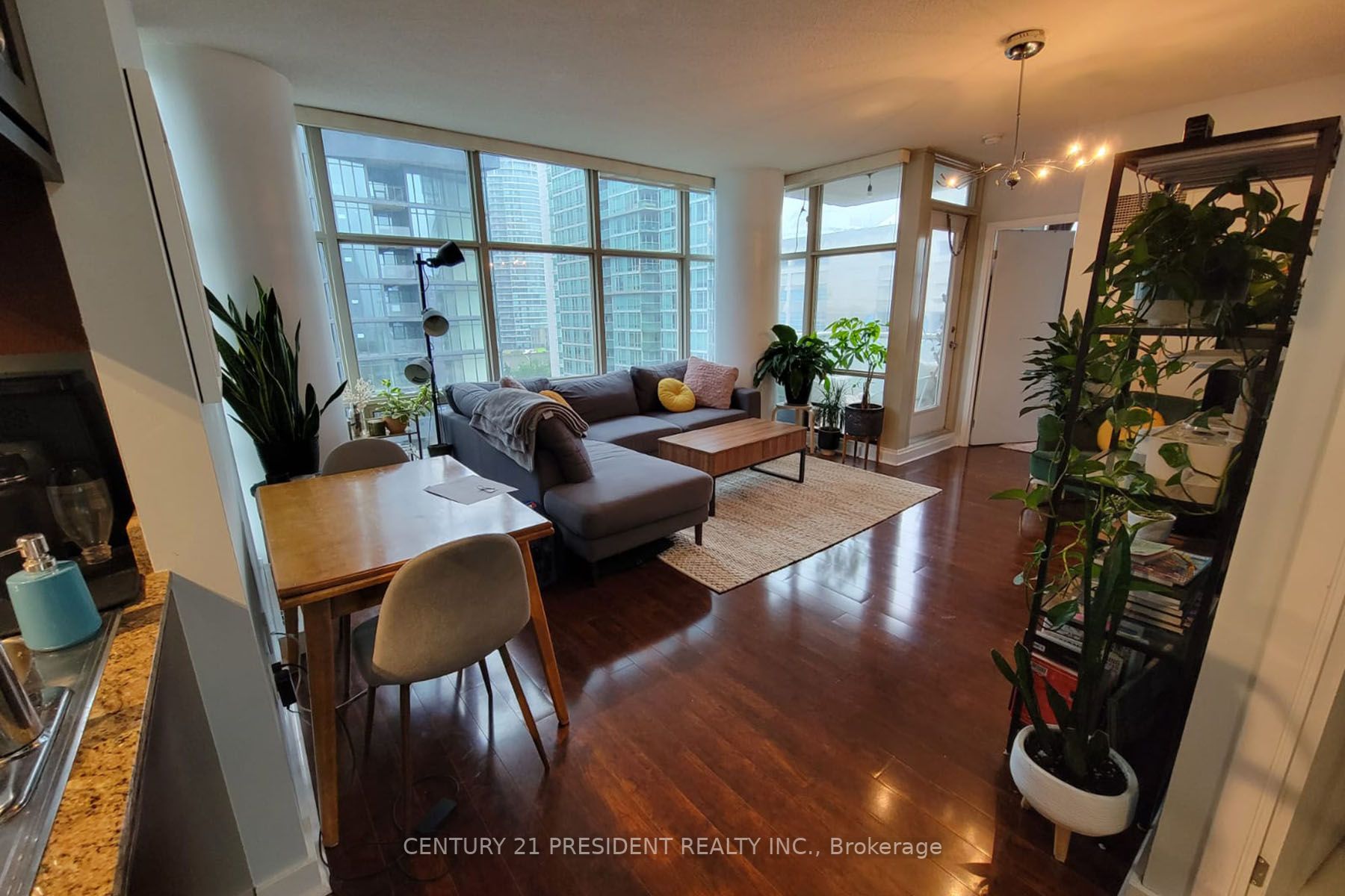 10 Navy Wharf Crt, #906