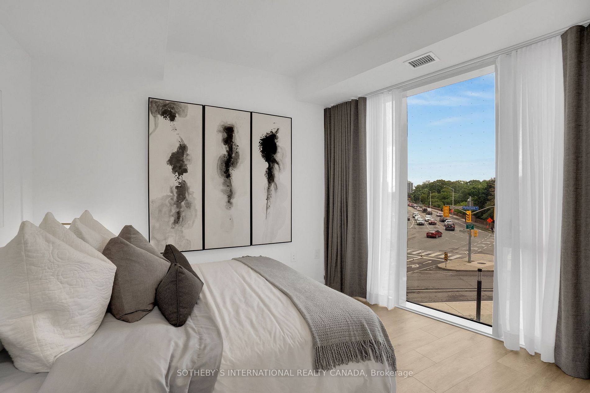 585 Bloor St E, #218