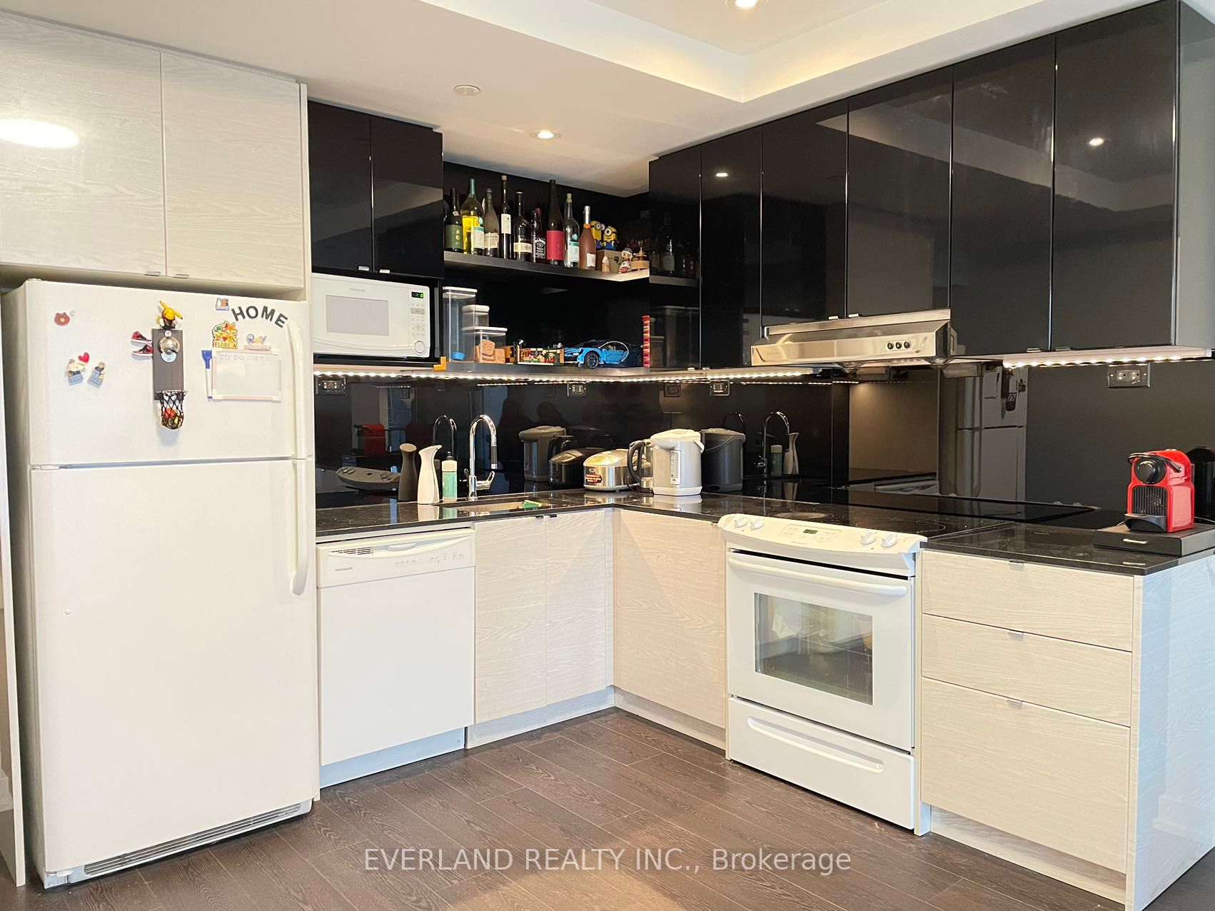 72 Esther Shiner Blvd, #221