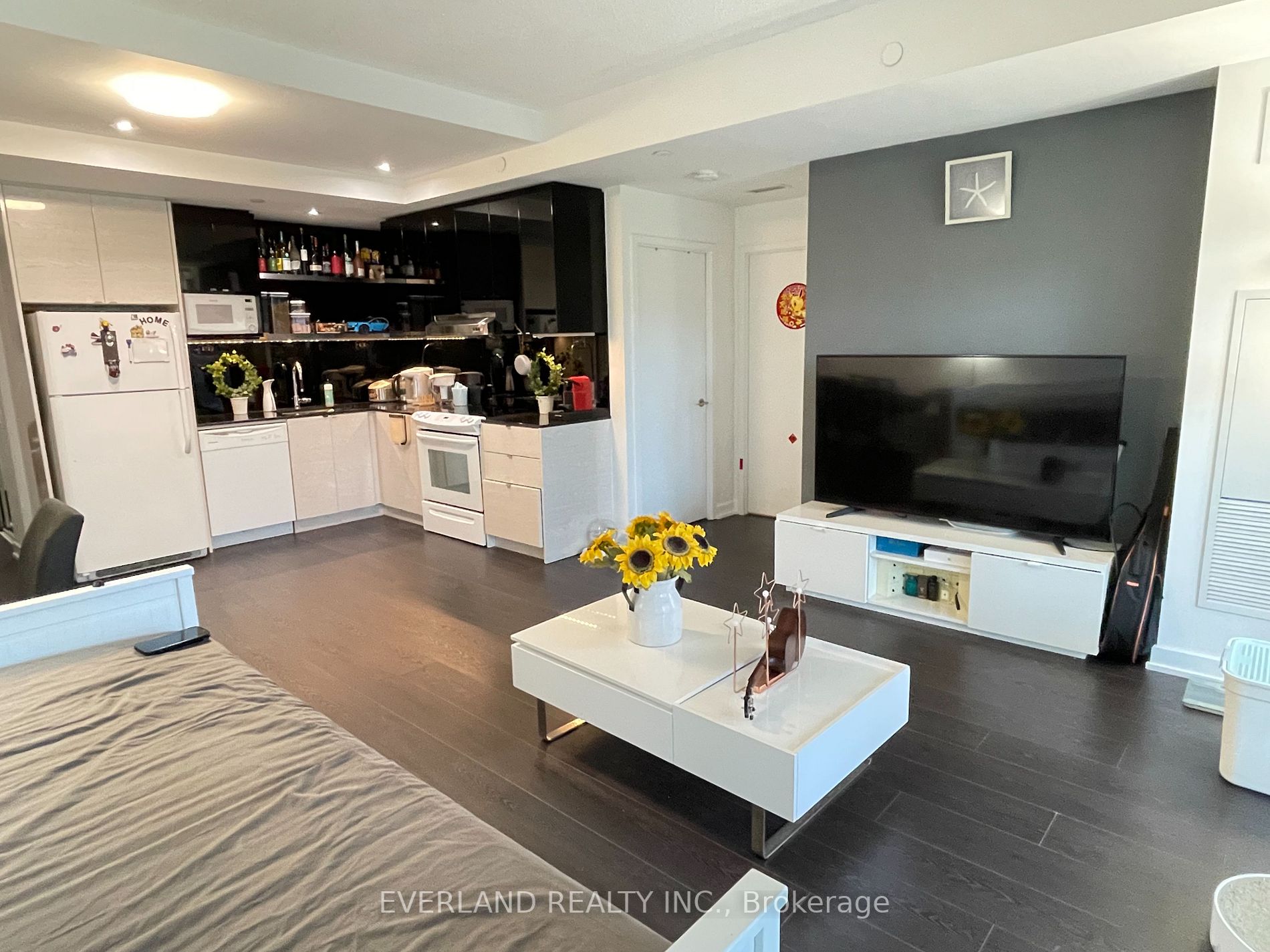 72 Esther Shiner Blvd, #221