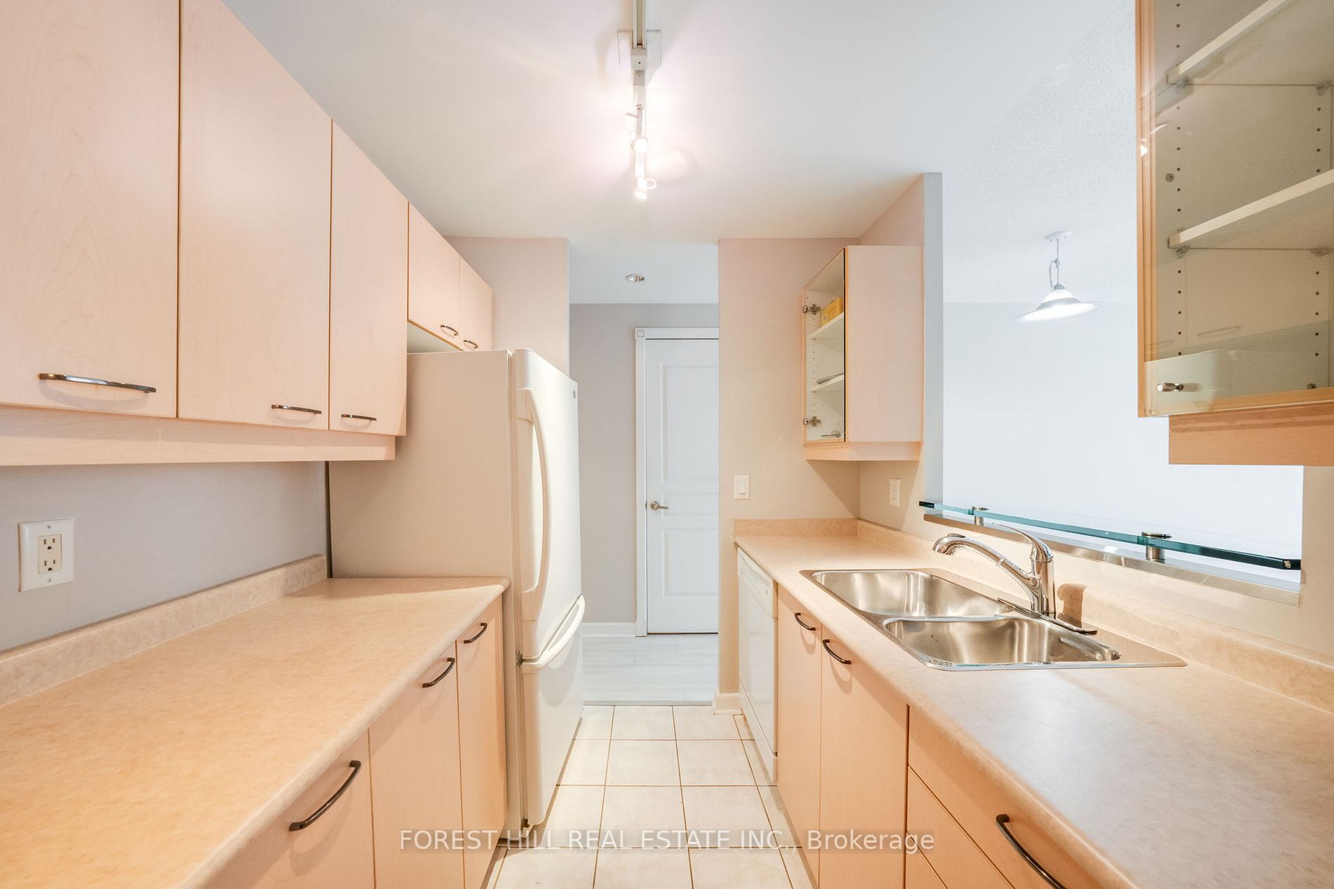 438 Richmond Street W, #219