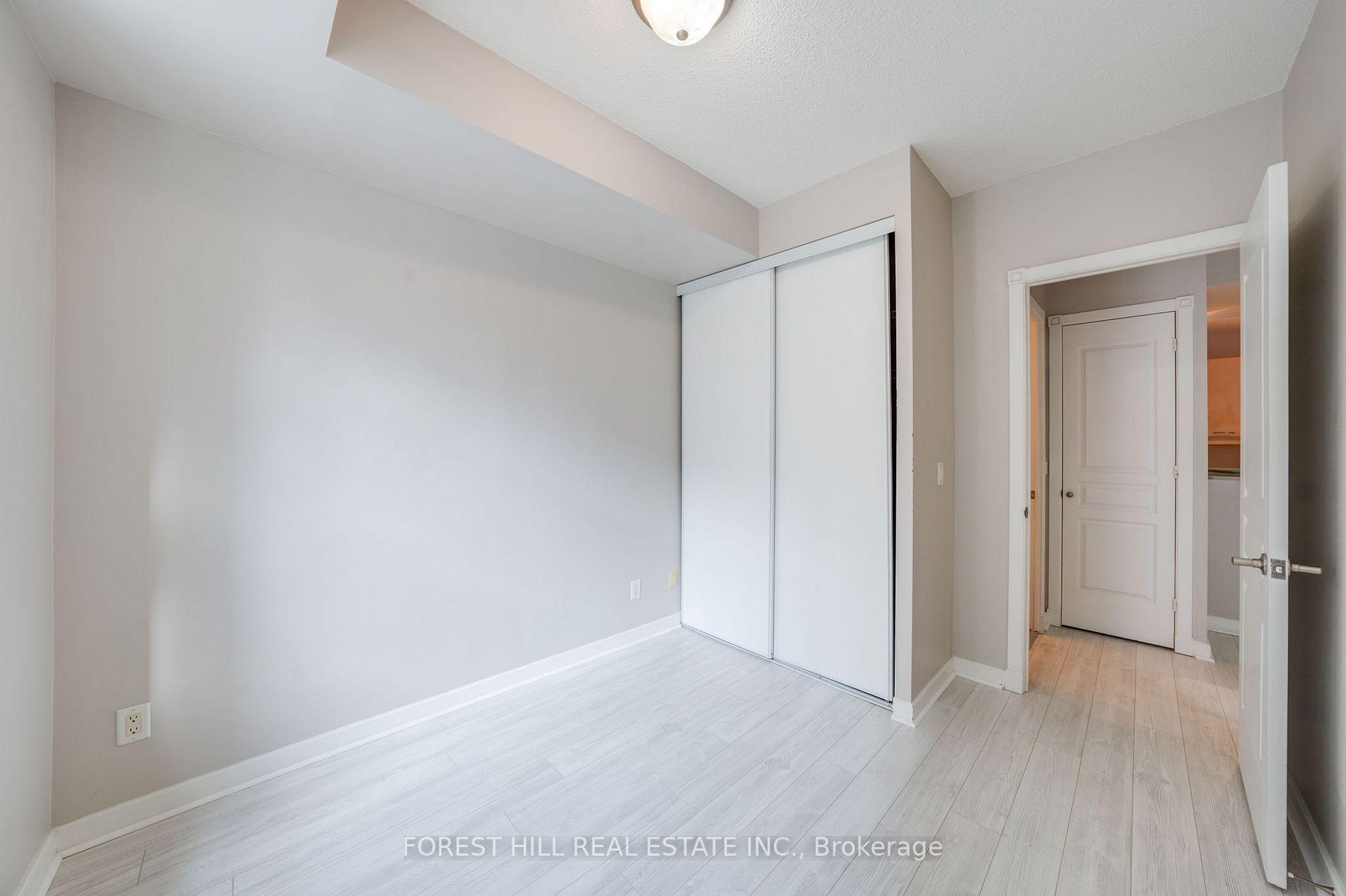 438 Richmond Street W, #219