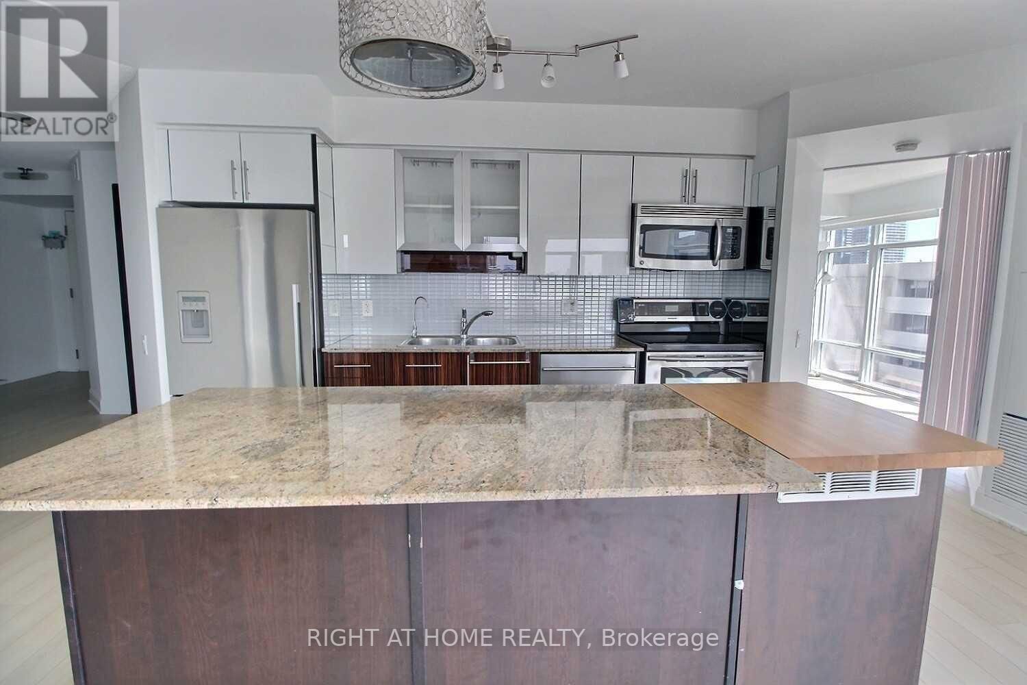 2191 Yonge St, #1802