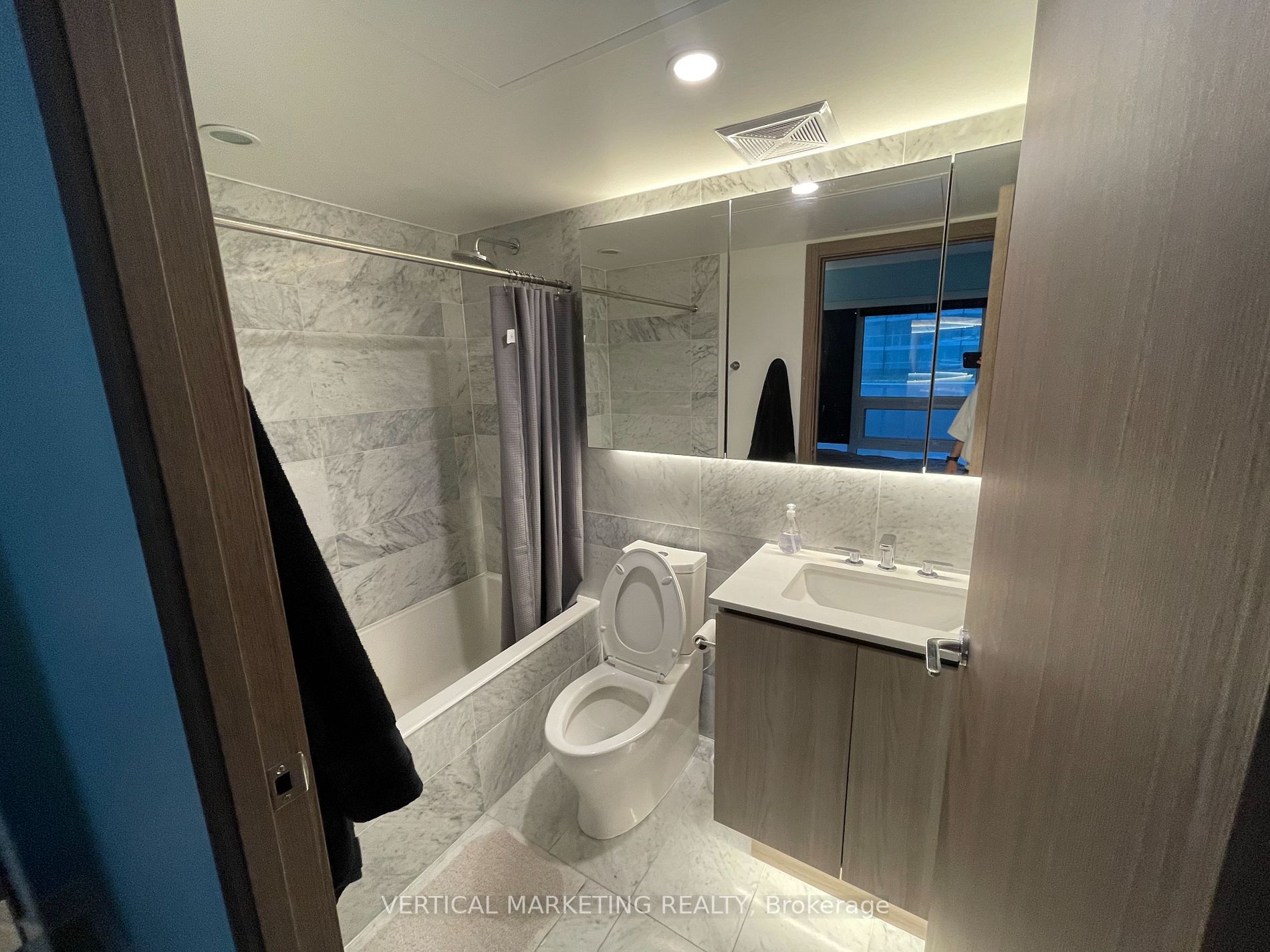 19 Bathurst Street, #611