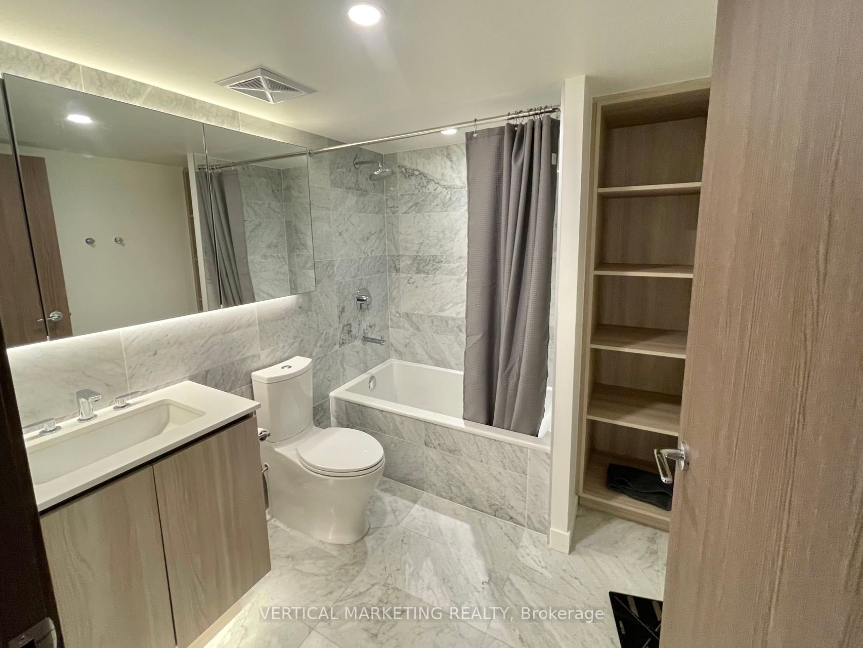 19 Bathurst Street, #611