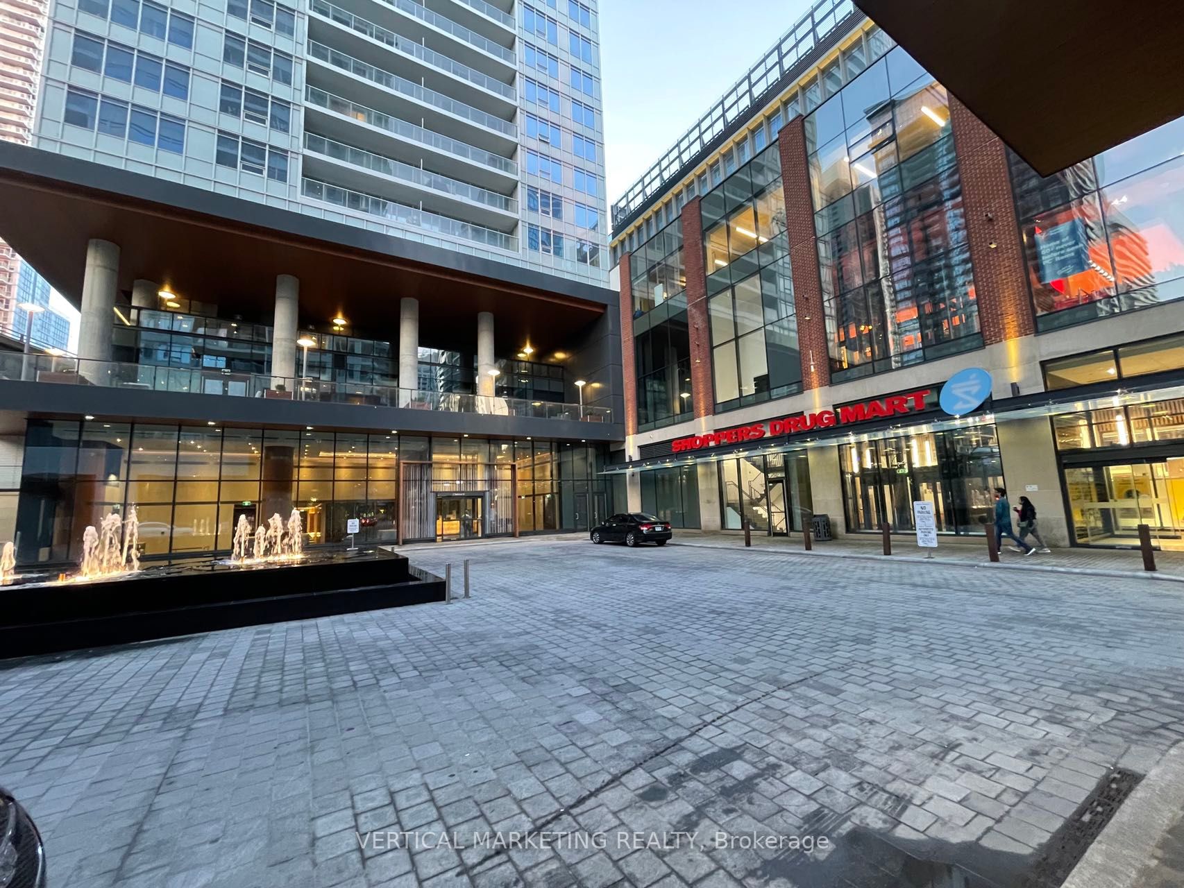 19 Bathurst Street, #611