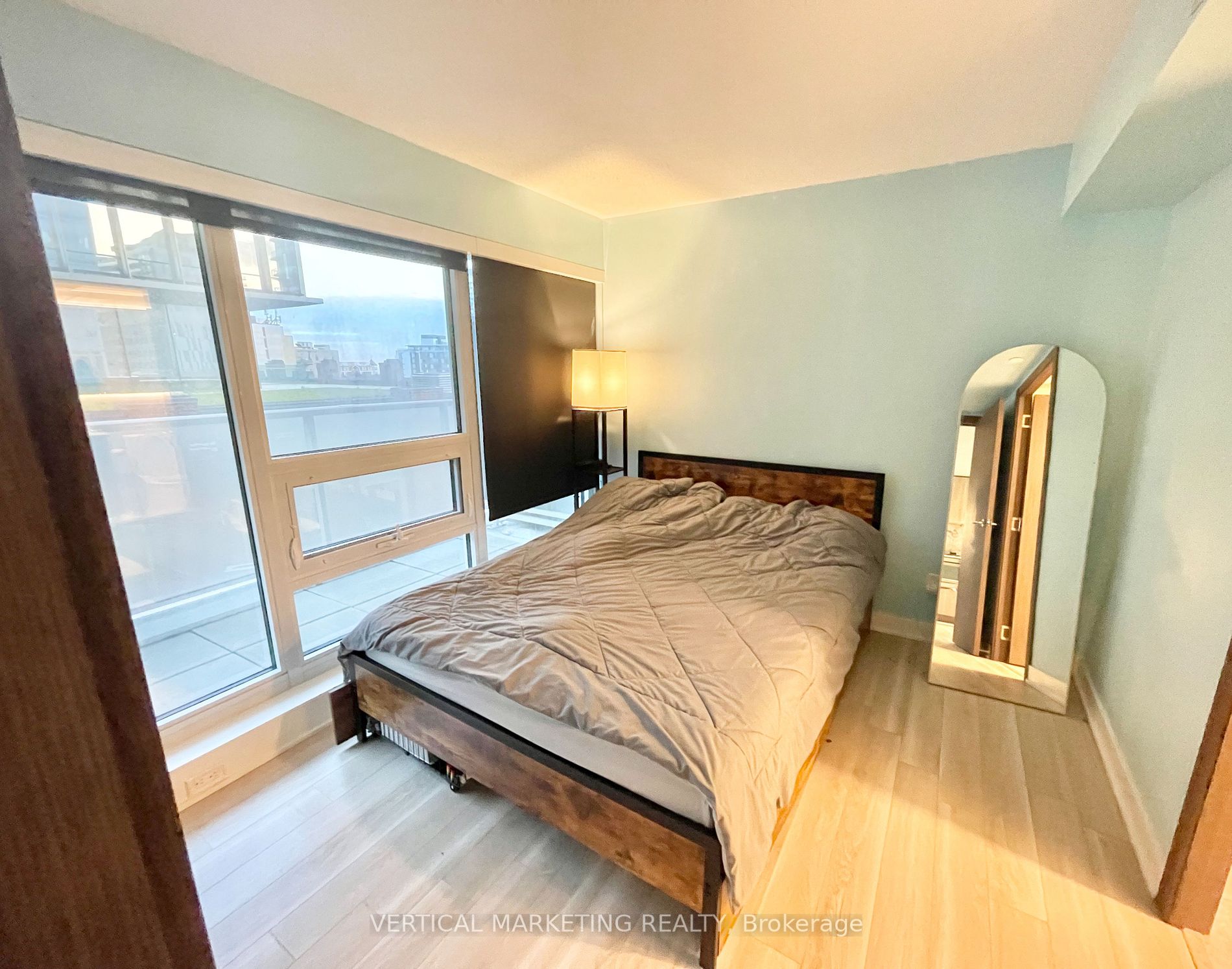 19 Bathurst Street, #611
