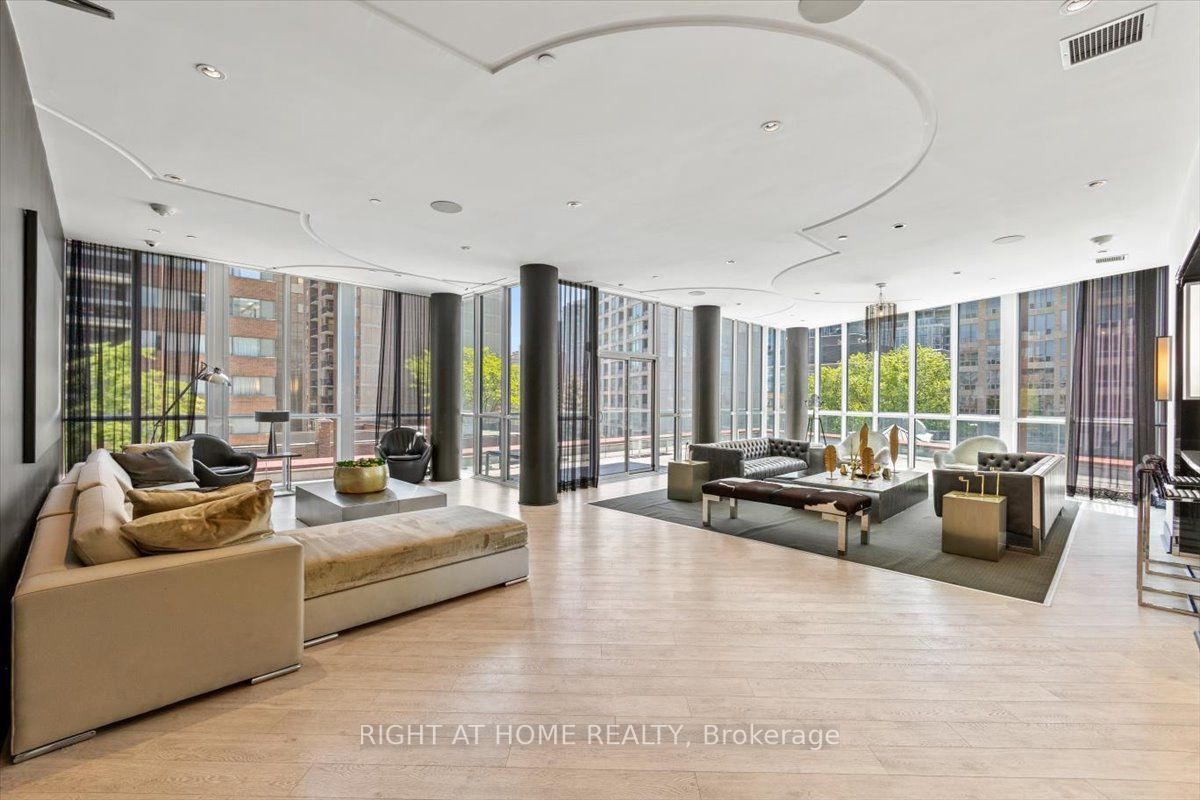 32 Davenport Road, #304