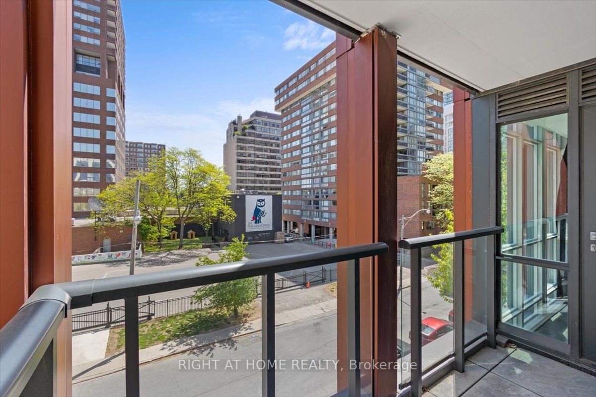 32 Davenport Road, #304