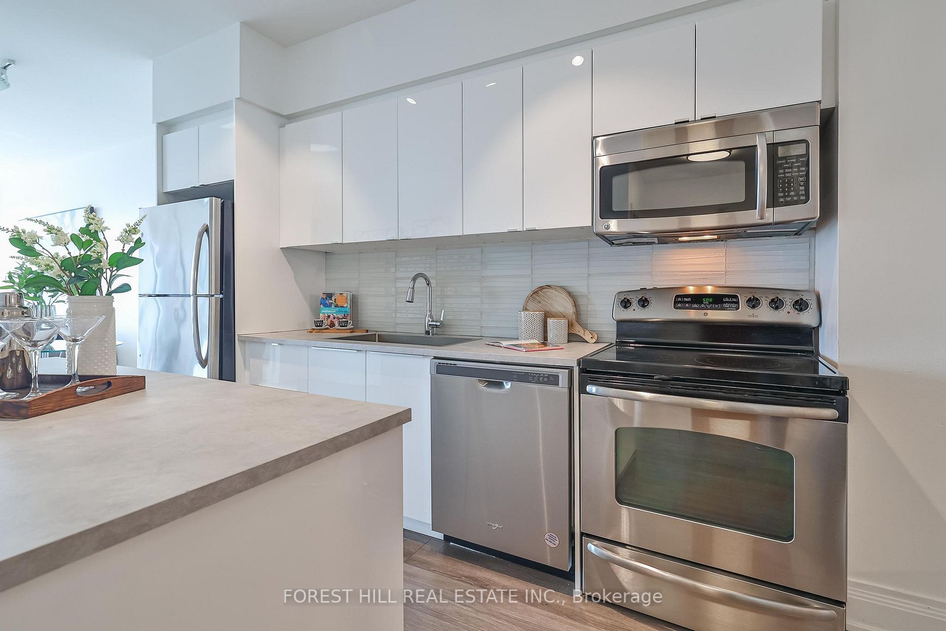 2191 Yonge St, #3906