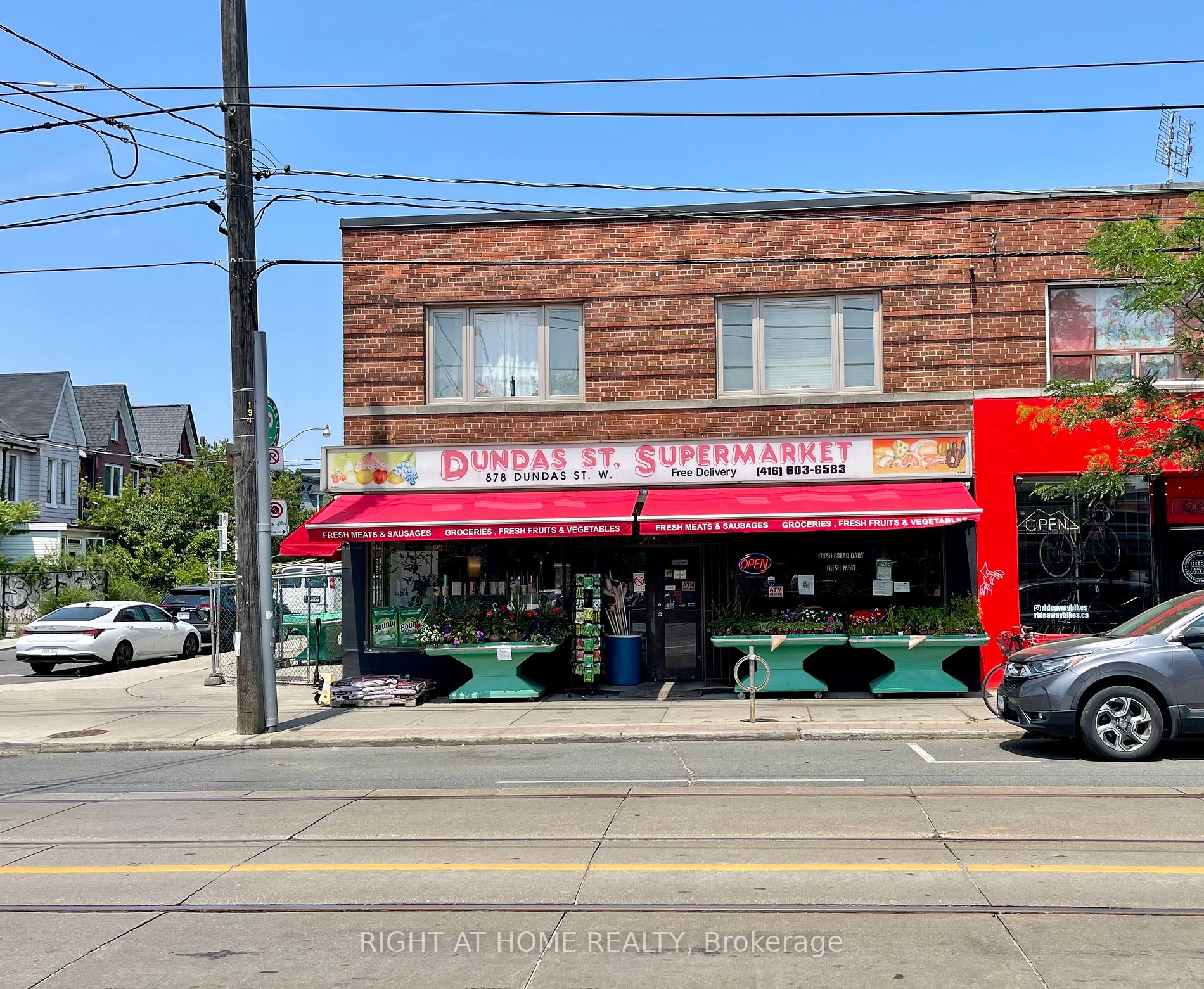 878 Dundas St W