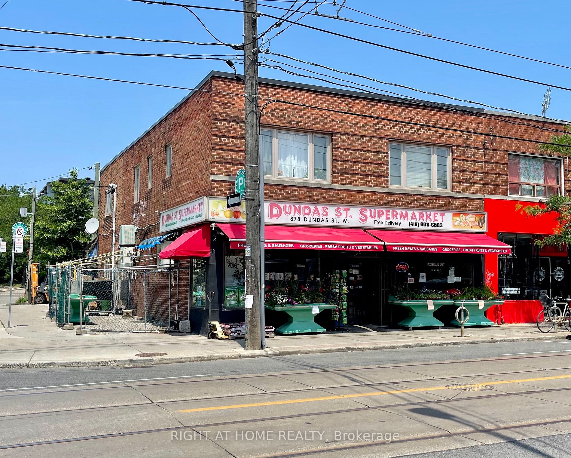 878 Dundas St W