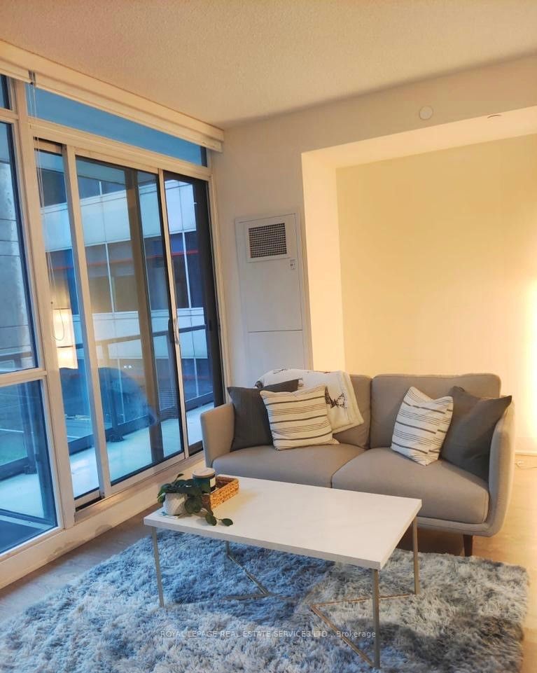 30 Roehampton Ave, #413