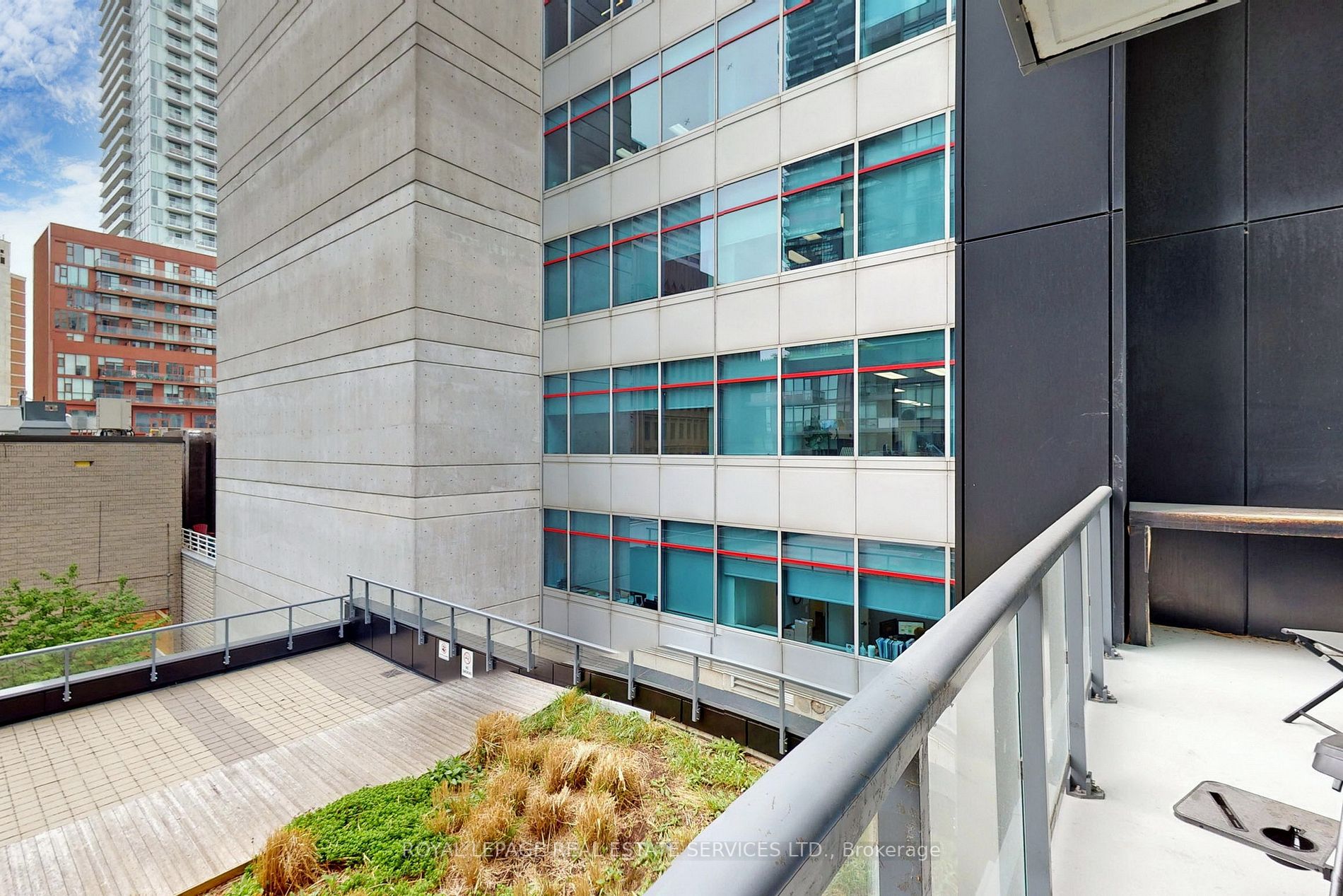 30 Roehampton Ave, #413