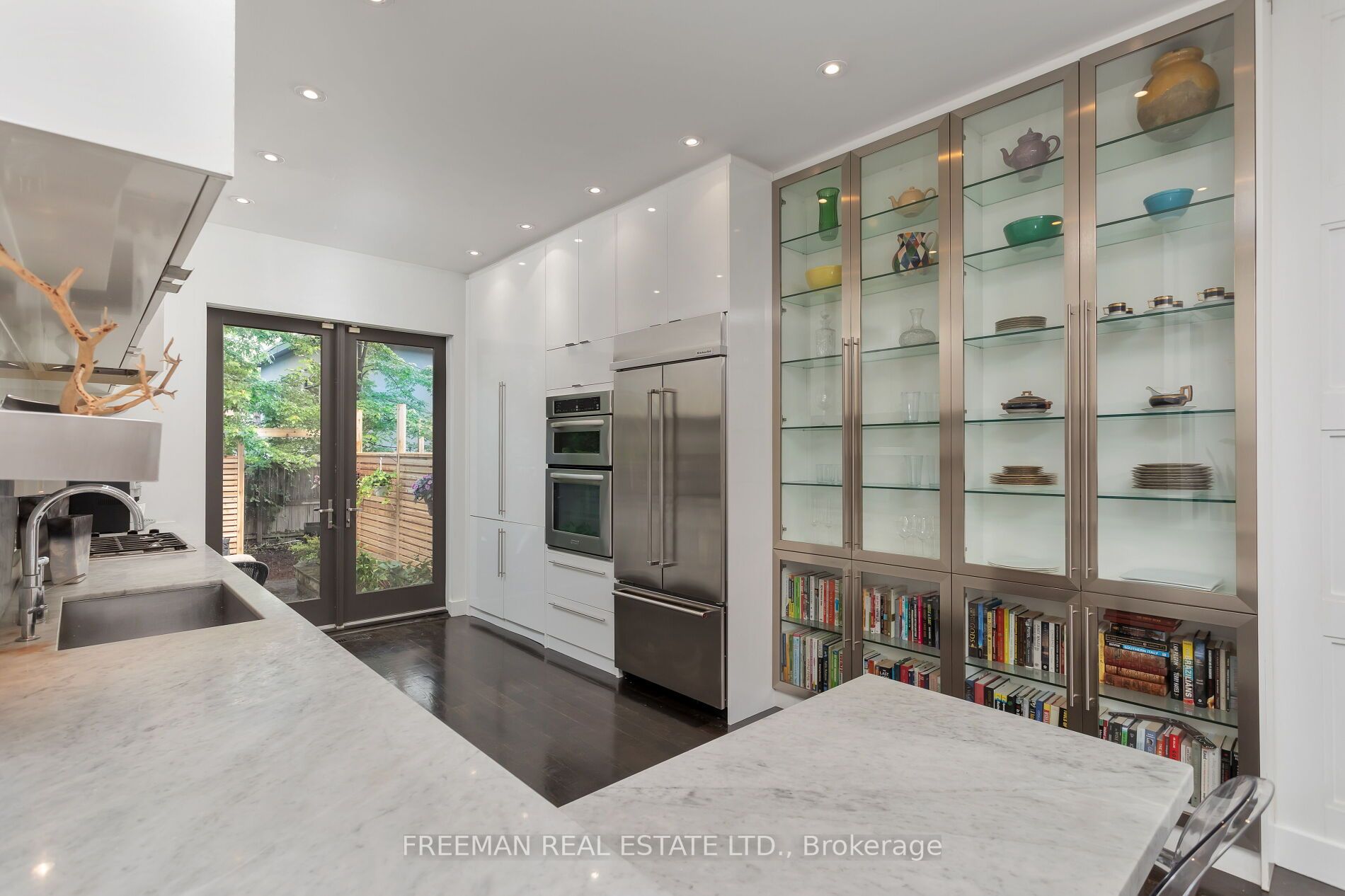 15 Laurier Ave