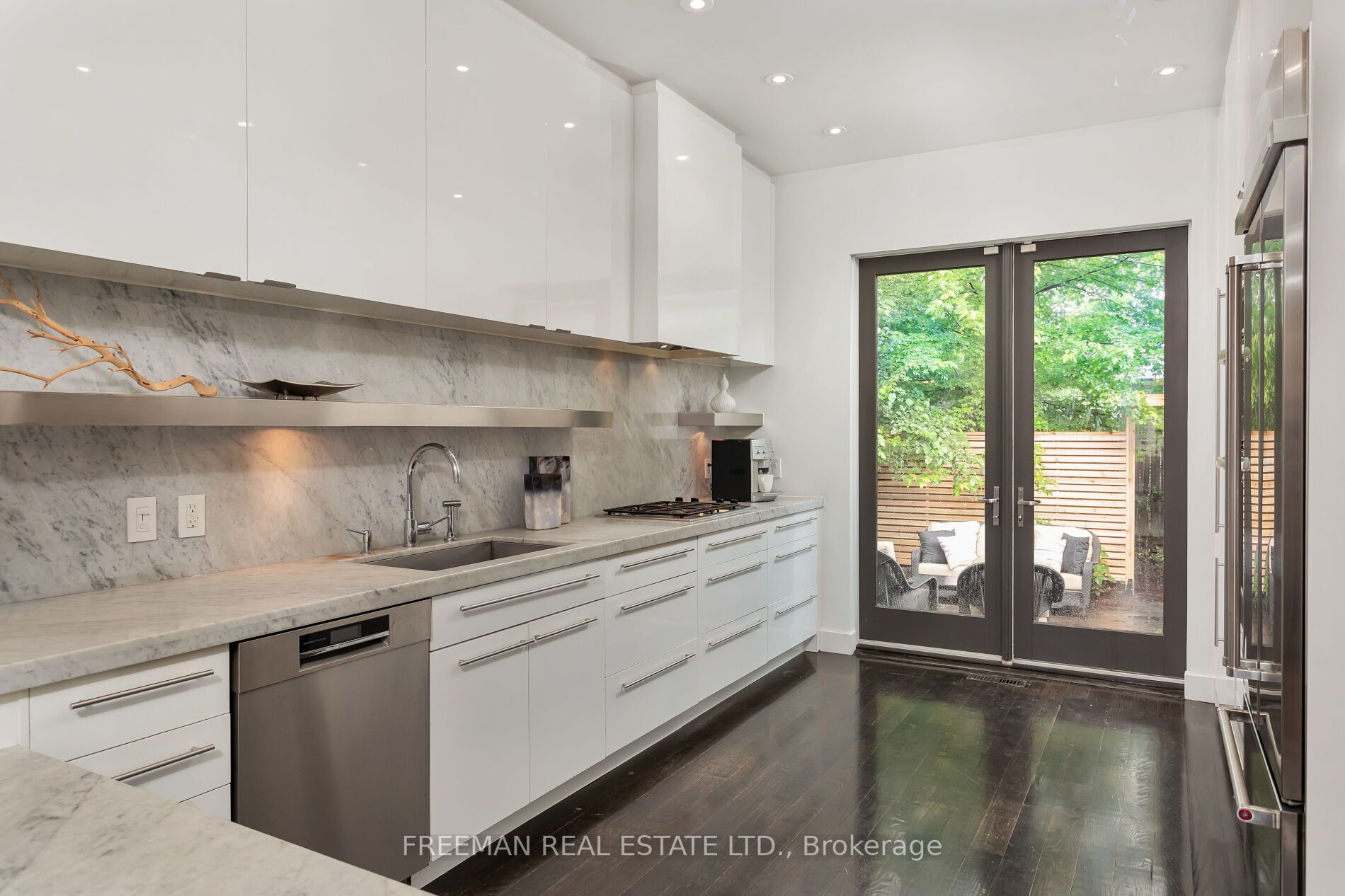 15 Laurier Ave