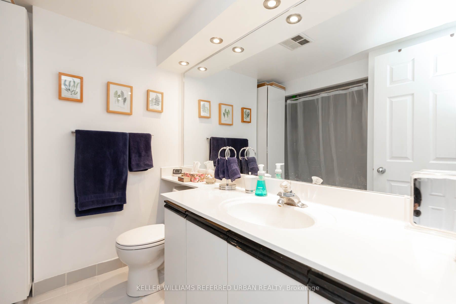 99 Harbour Sq, #3303