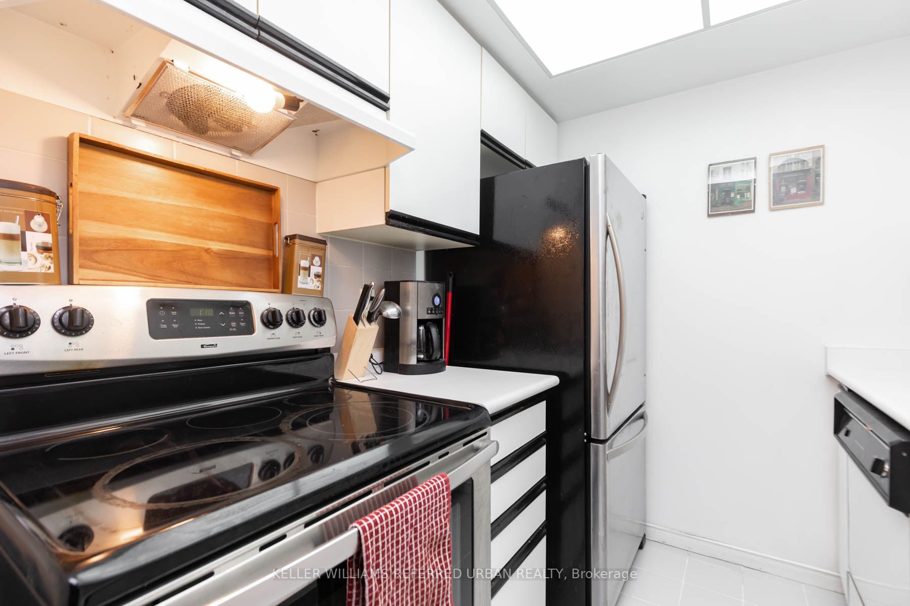 99 Harbour Sq, #3303